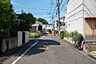 その他：前面道路は約6ｍのゆとりある幅員を確保。車同士のすれ違いもスムーズで、車庫入れに不慣れな方でも落ち着いて駐車しやすく、毎日の車の出し入れにゆとりと安心を感じられる住環境です。現地（2026年7月）撮影