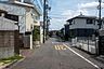 その他：見通しの良い約6ｍ道路に面した、ゆとりある街並み。車同士のすれ違いもスムーズで、毎日の運転やお子様の送り迎えなども安心して行える道路環境です。現地（2026年7月）撮影