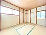和室：採光の良い和室は、日差しが差し込む明るく心地よい空間で、のんびりと寛げます。家族が集まるくつろぎのスペースになりそうですね♪