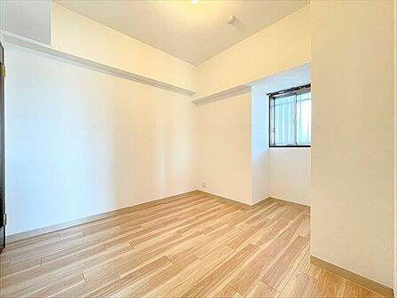 やさしい光に包まれる洋室。心地よい毎日を過ごせる空間です。