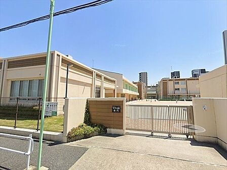 名古屋市立なごや小学校【校訓】「あかるく なかよく すこやかに」・校章 デザイン意味・・3校がひとつになり、なかよく伸びやかに学んでいく様子を頭文字のNで表しました。 810m