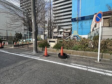 【裏塩公園】住宅街にある身近で使いやすい公園。広場と遊具があり、お子さまの遊び場やちょっとした休憩に便利です。近所で気軽にリフレッシュできる憩いのスポットです。 1150m