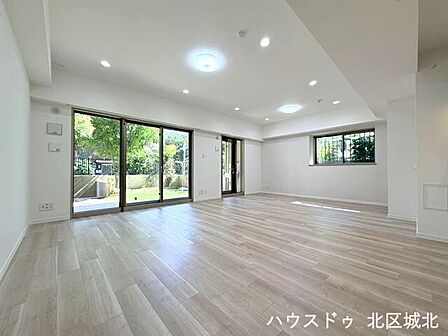 絨毯ラグをひけば思わず寝転がりたくなってしまうような広々空間です。子供が走り回っても気兼ねないリビングダイニングです。
