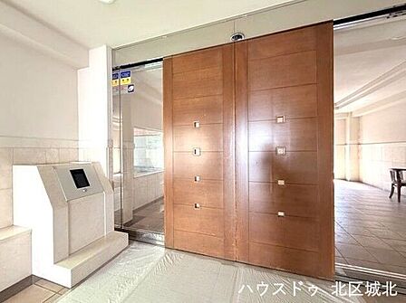 【エントランス】オートロックマンションのため、防犯面でも安心です。