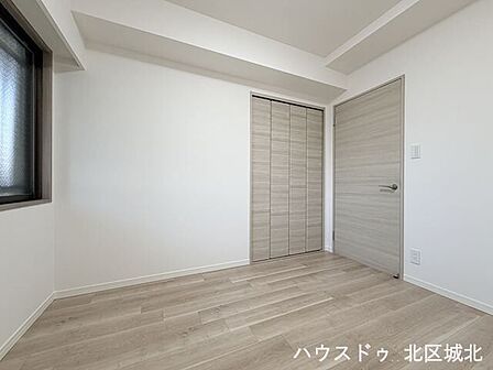 【5.5帖洋室】明るく、収納スペースも完備された洋室は、子供部屋としても、寝室としてもお使い頂けます。