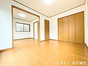 ≪10.5帖洋室≫収納がついているので、お部屋に物があふれずスッキリと過ごせます。