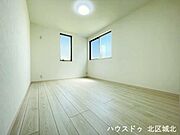 【2階北側洋室】2面の窓から光が入り、爽やかな室内になっています！