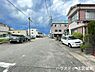 その他：【南側前面道路】開放的で圧迫感がない道幅。距離があるため火災時の炎症リスクも低減されます