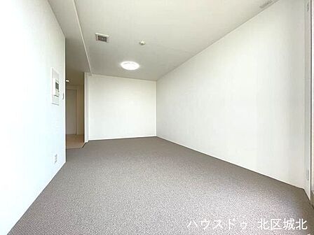 リビングとダイニングキッチンがワンフロアに集まった開放的な空間。できた料理をすぐに食卓へ運べるのも嬉しいところです。