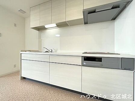 冷蔵庫を置いても作業スペースは十分に確保できる広さです。