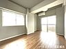 洋室：【6.1畳洋室】大きな窓からたっぷりの日差しが入り、明るいお部屋になっています。