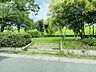 周辺：【福徳公園】堤防の横にある自然豊かな公園です。ブランコ、ジャングルジム、バスケットのゴール、ベンチが設置されています。 460m
