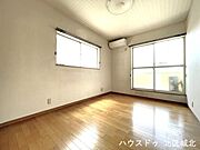 【6畳洋室】窓からたっぷりと陽光がふりそそぐ明るい空間です。心地よい毎日を過ごせる空間です。