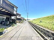 【南側前面道路】幅員約4.4ｍ前面道路。車はスピードを控えるので事故率の軽減されます。