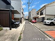【南側前面道路】車通りが少なく、小さなお子様にも配慮しやすい環境です。