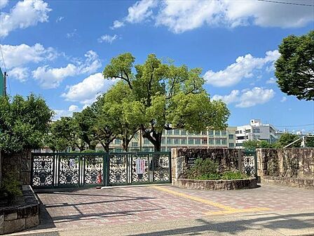 【名古屋市立北陵中学校】「力合わせ 夢湧く北陵 ―認め合い、主体的に行動する生徒の育成―」を努力目標に掲げています。 2260m
