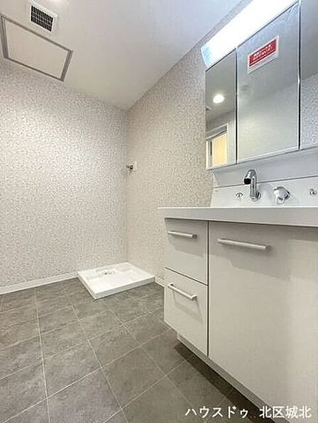 ライト付きでワイドな洗面台でお肌のお手入れ等も捗りますね。棚にはタオルや洗剤ストック等もしまえます。