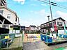 周辺：【高田寺起返南児童遊園】住宅街の中にある小さな公園にブランコとベンチが設置されています。 320m