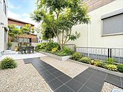 プランターや植木鉢を置いて、野菜や果物、観葉植物、ハーブなどを育てるのもいいですね。収穫を楽しんだりベランダで育てたハーブを摘んで料理に使ったりできます。