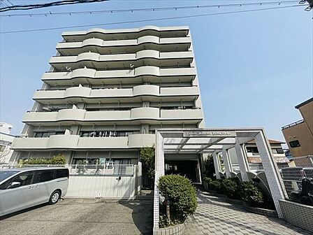 手入れの行き届いたエントランスが住まいの第一印象を彩ります。