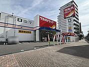 【ツルハドラッグ浅間町店】医薬品・化粧品・日用品・食品まで揃う便利なドラッグストア。駅近で立ち寄りやすく、ポイントサービスも充実。急な買い足しや日常使いにも重宝する生活密着型の店舗です。 530m