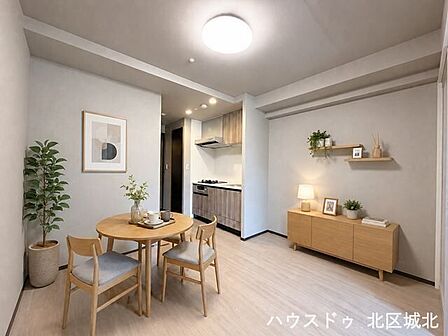 【8帖LDK】内装やディスプレイを自分たちらしくこだわれば、リビングが家族の愛着のある空間になりますね。※実際の写真に家具をCG合成したものです。(家具等は販売に含まれておりません)
