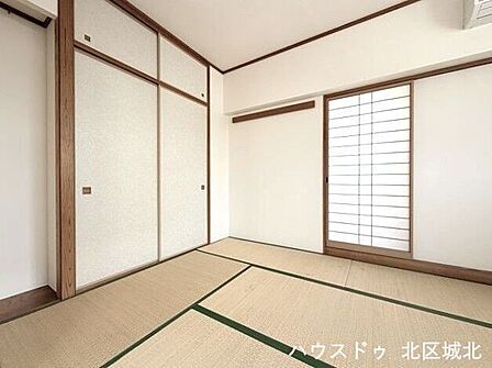 【6畳和室】柔らかであたたかな感触の畳は、ほどよく湿気を吸ってくれるので、直接肌に触れても快適です。お昼寝の場所にも最適です。