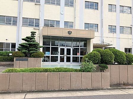 【名古屋市立若葉中学校】「誠−規律・勤勉・自主・友愛・協調−」を教育目標に掲げています。 250m
