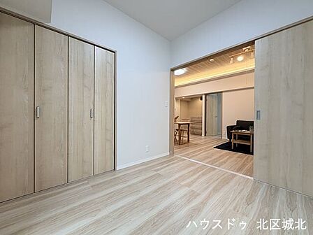 【北側4.6帖洋室】扉を開ければ隣接しているLDKと一体感のある空間になります。
