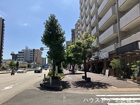 前面道路:歩道があるため、ベビーカーや自転車、お子様から高齢者まで安心して通行できます