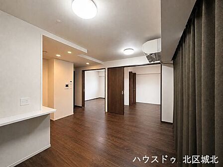 【11.4帖LDK】リビングとダイニングキッチンがワンフロアに集まった開放的な空間。できた料理をすぐに食卓へ運べるのも嬉しいところです。
