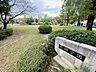 周辺：【生棚公園】ブランコ、滑り台、アスレチック遊具があります。広場もあるのでボール遊びもできます。メタセコイアの並木や手入れされた植栽が特徴的です。 170m