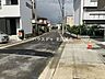 外観：幅員約7mの西側前面道路です。普通車が余裕を持ってすれ違うことの出来る道幅です。（2023年10月6日撮影）