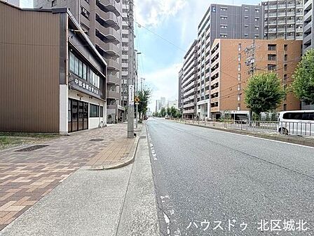 【北側前面道路】歩道が付いているので、歩行者も安全に通行ができます。小さなお子様がいるご家庭も安心ですね。