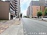 外観：【北側前面道路】歩道が付いているので、歩行者も安全に通行ができます。小さなお子様がいるご家庭も安心ですね。