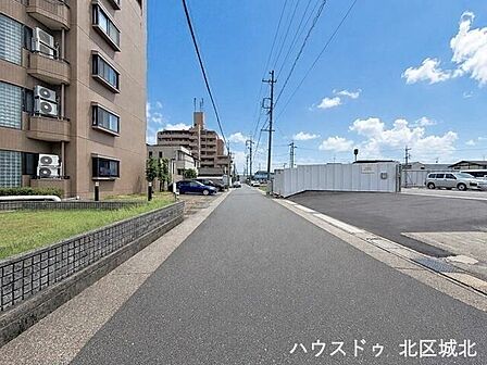 【西側前面道路】街並みが開放的で圧迫感がありません。引っ越しトラックなど大きな車も余裕をもって通行することができます。