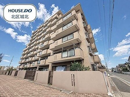 重厚感のある外観が魅力のマンションです。管理の行き届いた、清潔感のある外観です。