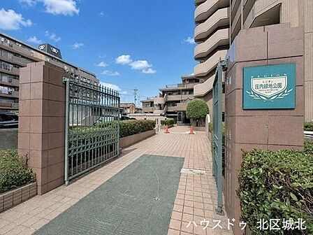 住まう方や来訪者を迎える、上質感のあるエントランス。