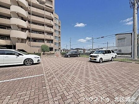 車の出し入れがしやすい平面駐車場です。