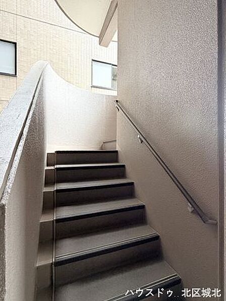 各階への移動に利用できる共用階段です。