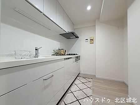 スタイリッシュなキッチン。明るさと使いやすさを兼ね備えた魅力のLDKです。