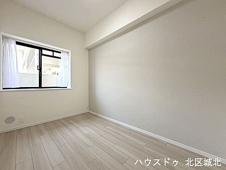 【洋室】やさしい光に包まれる洋室。心地よい毎日を過ごせる空間です。