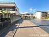 その他：【西側前面道路】幅員約4.0ｍ前面道路。車はスピードを抑えて走行するので、お子様にも安全な道幅となっています。大型車の通行が少ないので、振動や騒音が抑えられます。