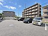 駐車場：車の出し入れがしやすい平面駐車場。