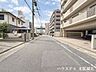 その他：【北側前面道路】幅員約7.2ｍ前面道路。街並みが開放的で圧迫感がありません。引っ越しトラックなど大きな車も余裕をもって通行することができます。