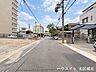 その他：【北側前面道路】幅員約7.2ｍ前面道路。車をゆったりと出し入れすることができます。道路幅にゆとりがあるので、車種を選びません。大きめの車に乗りたい方にもオススメです。