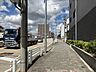 外観：西側前面道路です。整備された歩道があり、歩行者の方も安全に通行できる道路になっています。