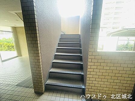 共用階段は広めで明るく、日常の上り下りはもちろん、災害時の避難経路としても安心です。