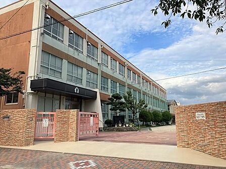 【名古屋市立金城小学校】「進んで学び 取り組む子」、「みんな仲良く 笑顔の子」、「いつも明るく 元気な子」をグランドデザインに掲げています。 610m