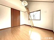 7帖洋室：各居室に収納完備！収納スペースがしっかり確保されているので、お部屋を広くお使いいただけます。